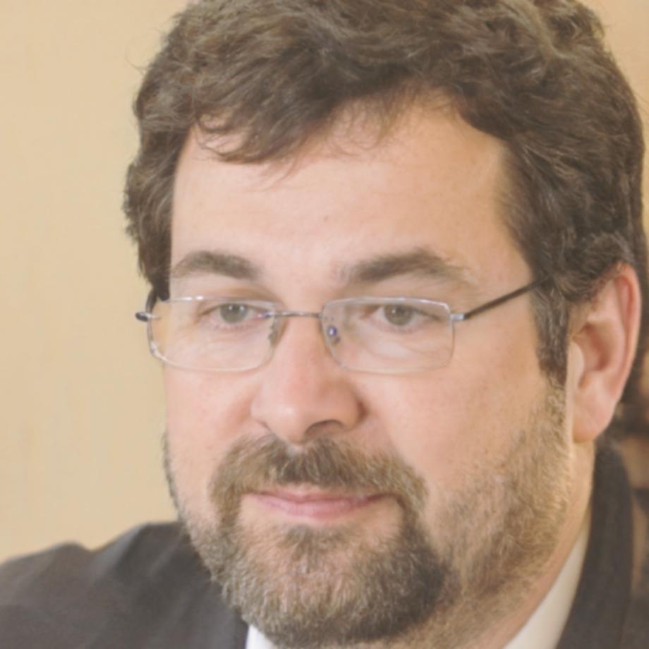 Retrato profissional de Caetano Hilário, desenvolvedor sênior com experiência em jogos móveis