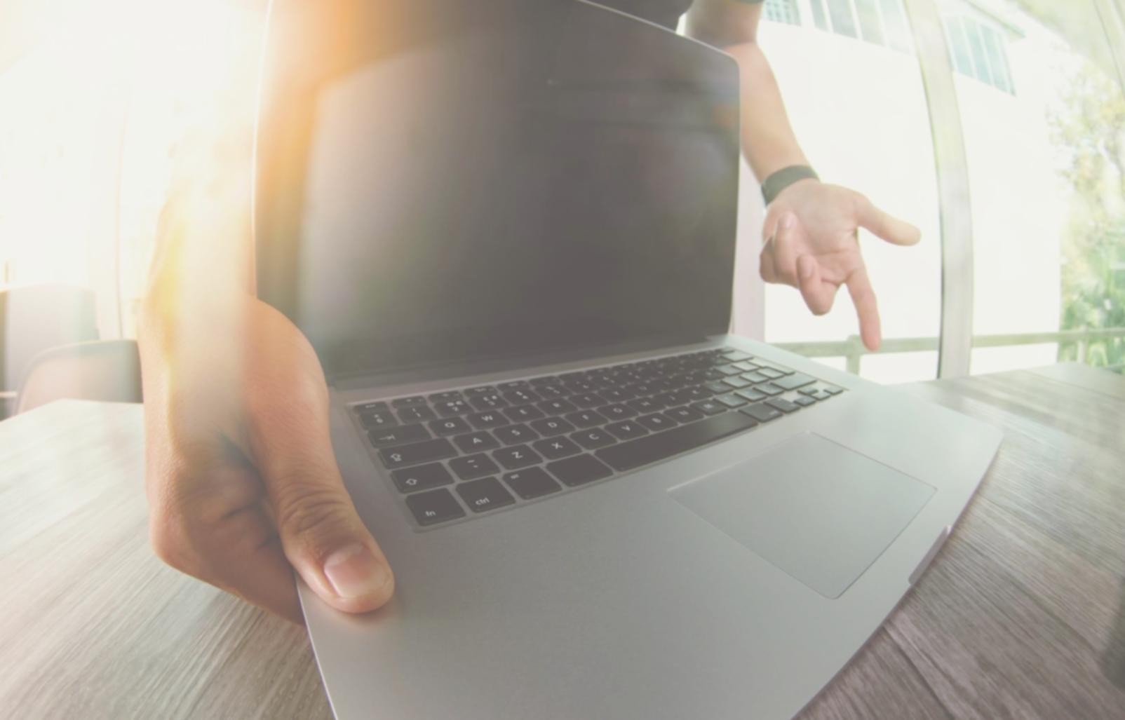 Tela de jogo mostrando interface de poker com cartas, fichas virtuais e elementos de interface social