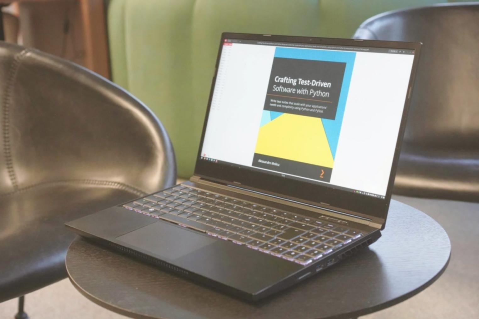 Estudantes trabalhando em projeto colaborativo de desenvolvimento de jogos